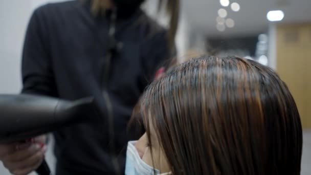 Закрыть Мужскую Парикмахерскую Помощью Фена Выдуть Сухие Волосы Клиентов Видео — стоковое видео