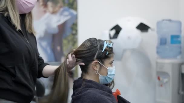 Hairdresser Making Hair Partitions Dye Hair Horizontal Video — Stock video