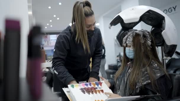 Male Hairdresser Shows Color Palette Client Recommending Discussing New Color — Vídeo de stock