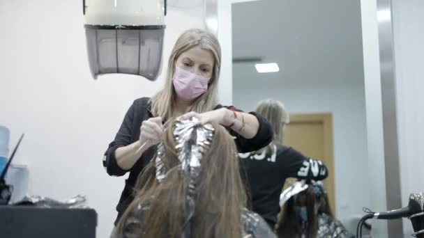 Professional Hair Stylist Working Costumers Highlights Beauty Salon Horizontal Video — Stock video