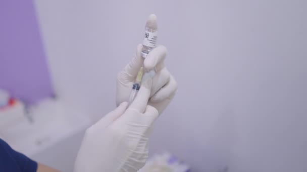 Unknown Woman Hands Extracting Solution Vial Private Clinic Bangkok Horizontal — Vídeo de Stock