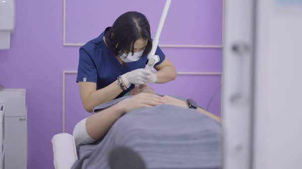 Facial Rejuvenation Procedure Laser Device Performed Caucasian Man Thai Beauty — Stock Video