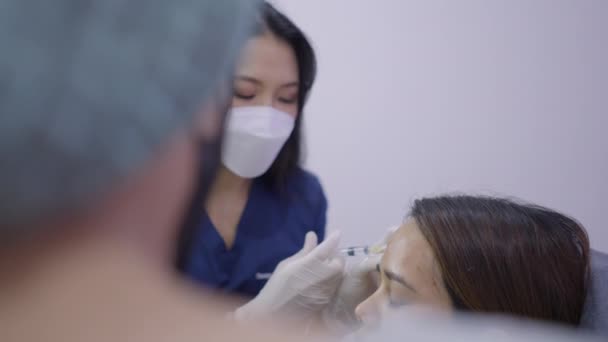 Asian Woman Her Twenties Getting Botox Injection Forehead Prevent Wrinkles — Stock videók