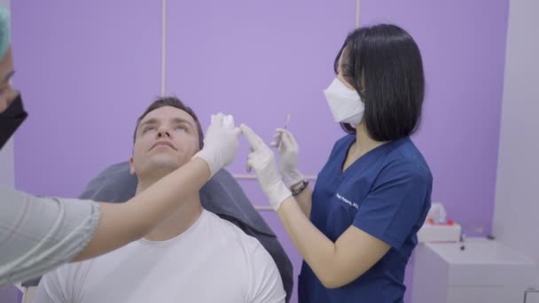Doctor Ask Assistant Apply Ice Pack Patients Forehead Beauty Clinic — Stock video