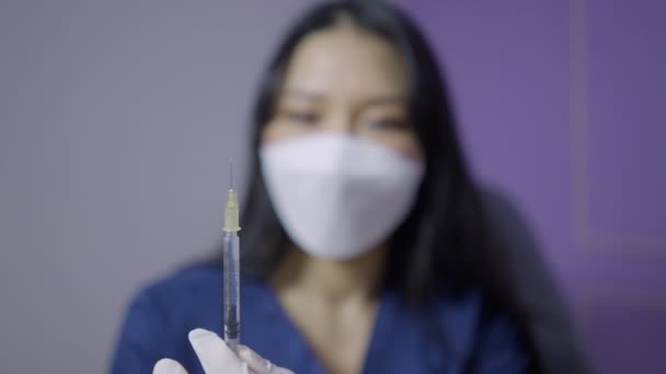 Close Aesthetic Surgeon Holding Botox Injection Needle Horizontal Video — Stock video