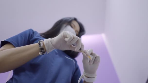 Doctor Cosmetologist Prepares Needle Botox Collagen Injection Horizontal Video — Vídeo de stock
