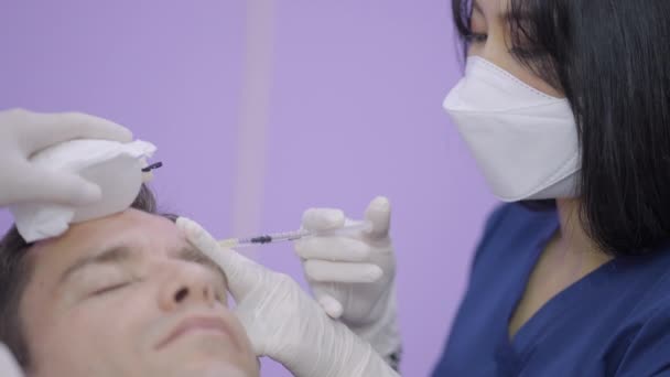 Professional Cosmetologist Making Injection Botulinum Toxin Face Young Patient Horizontal — Vídeos de Stock