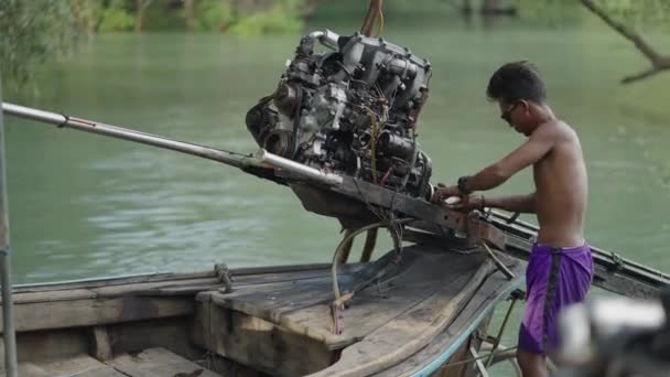 Thai Man Mechanic Remodels Car Engine Installing Wooden Motorboat Beach — Stock videók