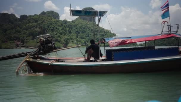 Thai Seaman Resting Wooden Moored Hopping Tour Travel Boat Enjoying — Vídeos de Stock