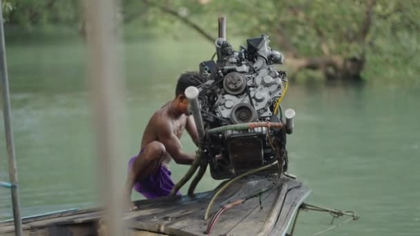 Thai Man Mechanic Installing Remodeled Car Engine Wooden Boat Beach — Stockvideo