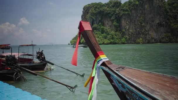 Thai Long Tailed Wooden Hopping Tour Boats Moored Floating Pierce — Stok video