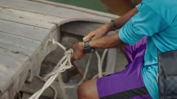 Thai Mans Hands Mooring Wooden Boat Pier Dock Railay Beach — Stockvideo