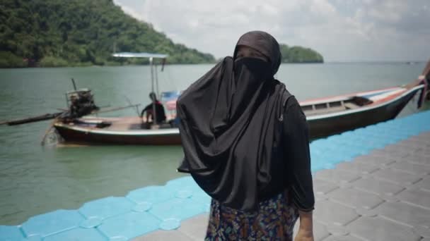 Thai Woman Covering Head Face Yashmak Walking Floating Plastic Pier — Stok video