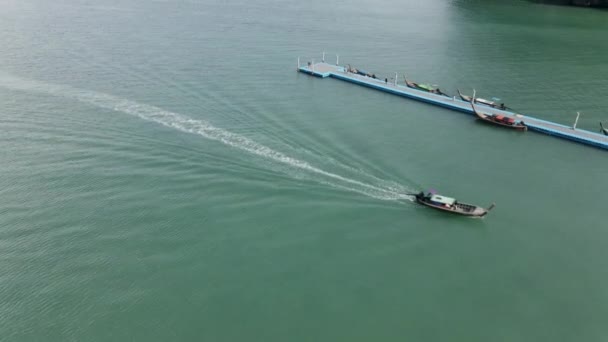 Hopping Tour Travel Boats Arriving Port Railay Beach Thailand Passing — Vídeos de Stock