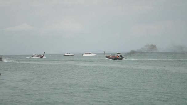 Thail Long Tailed Travel Boats Tourists Travel Sea Cloudy Sky — Stock video