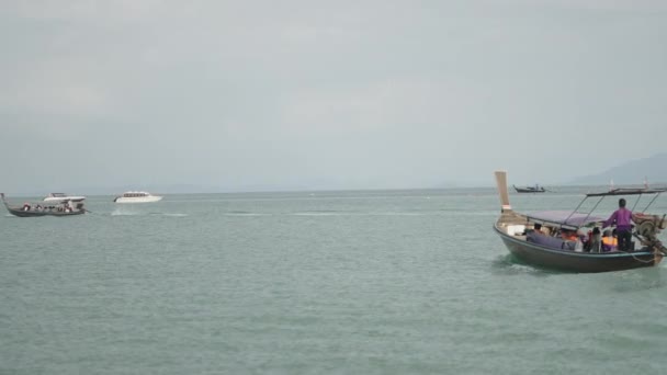 Thai Travel Boats Tourists Cruising Sea Krabi Thailand Horizontal Video — Vídeo de stock