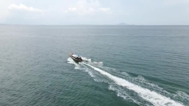 Aerial View Fastmoving Thai Hopping Tour Boat Traveling Andaman Sea — Wideo stockowe