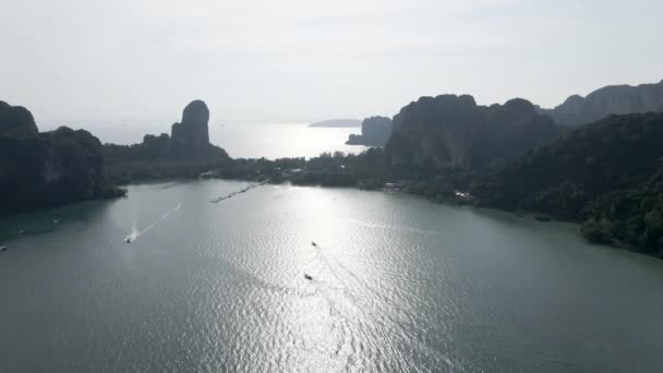 มมองทางอากาศของหาดไร เลย ตอนพระอาท อมก บแสงแดดสะท อนในน ประเทศไทย โอแนวนอน — วีดีโอสต็อก
