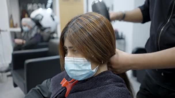 Close Hispanic Girl Getting Hair Dried Salon Slow Motion Horizontal — Vídeo de stock