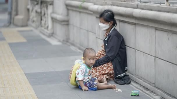 Homeless Mother Son Beggar Sitting Street Chinatown Bangkok Thailand Handheld — Vídeo de stock