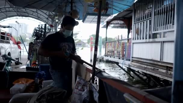 Man Mask Prepares Speargun Hunting Fish Harbor Bangkok Thailand Spearfishing — Vídeos de Stock
