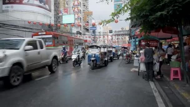 Traffic Tuk Tuk Parked Street Chinatown Bangkok Thailand Pov Horizontal — Vídeo de Stock