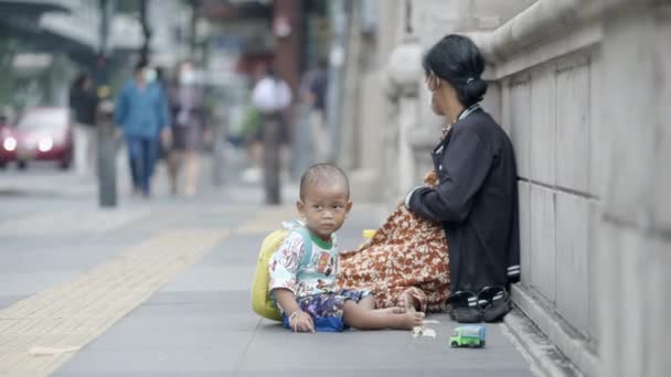Pregnant Mother Toddler Son Sitting Ground Begging Street Bangkok Thailand — Stockvideo