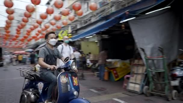 Thai Motorcyclist Driving Busy Market Street Chinatown Bangkok Thailand Coronavirus — Vídeos de Stock