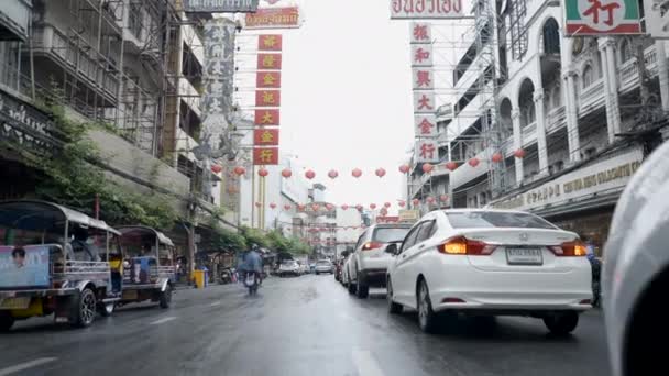 バンコクのチャイナタウンのメインストリートにあるトゥクトゥクタクシー Pullback Shot 4K水平ビデオ — ストック動画