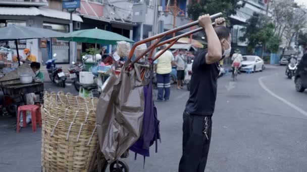 Άντρας Εργαζόμενος Μάσκα Διασχίζοντας Τον Δρόμο Τραβώντας Φορτηγό Χέρι Πίσω — Αρχείο Βίντεο