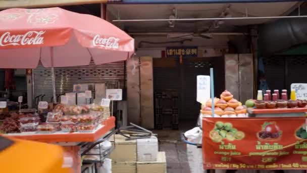 Diferentes Barracas Comida Rua Principal Chinatown Bangkok Tailândia Rastreamento Tiro — Vídeo de Stock