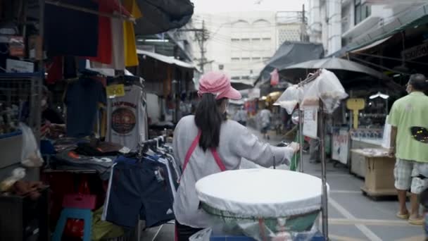 アジアのベンダーは 流行の脅威の中 タイのバンコク中華街で伝統的な食べ物を販売している間に自転車を押しています スローモーション 4K水平ビデオ — ストック動画
