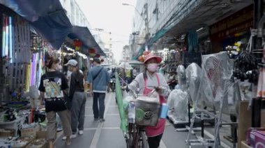 Bangkok, Tayland 'daki Çin Mahallesi' nde bisikletle gezen yiyecek satıcısı. orta çekim, yavaş çekim - 4K Yatay video