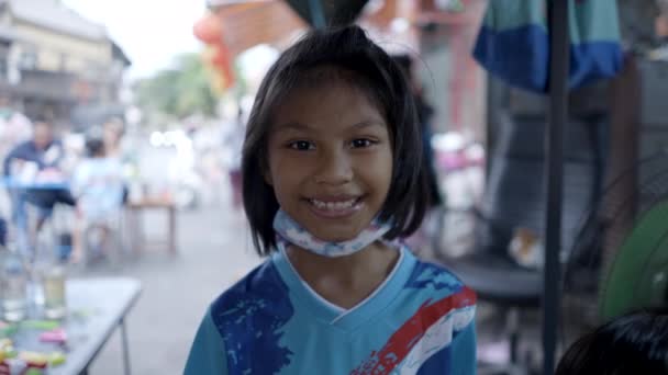 Mooie Aziatische Thaise Meisje Kid Glimlachen Voorkant Van Camera Uitzoomen — Stockvideo