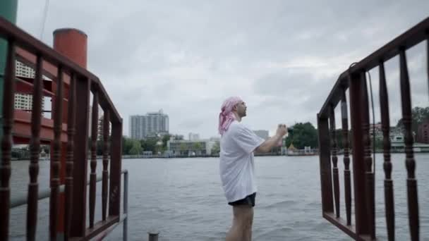 Tourist Taking Photographs Tillsammans Med Chao Phraya River Chinatowns Riverside — Stockvideo
