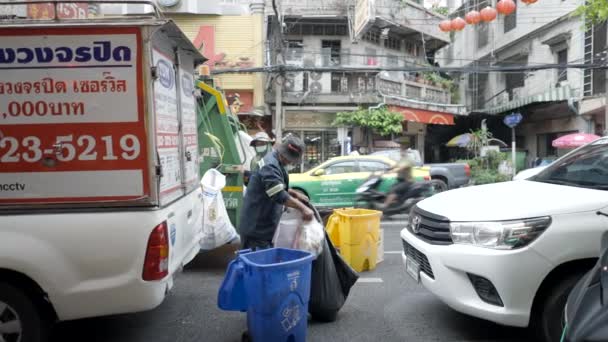 Coletor Resíduos Recolhendo Lixo Lixeira Rua Chinatown Bangkok Tailândia Estática — Vídeo de Stock