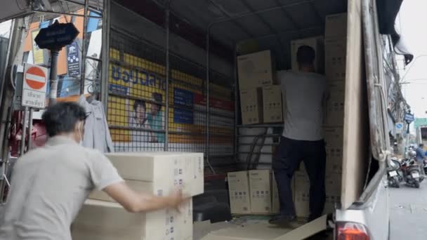 Homens Entrega Asiáticos Descarregando Caixas Caminhão Entrega Longo Chinatown Bangkok — Vídeo de Stock