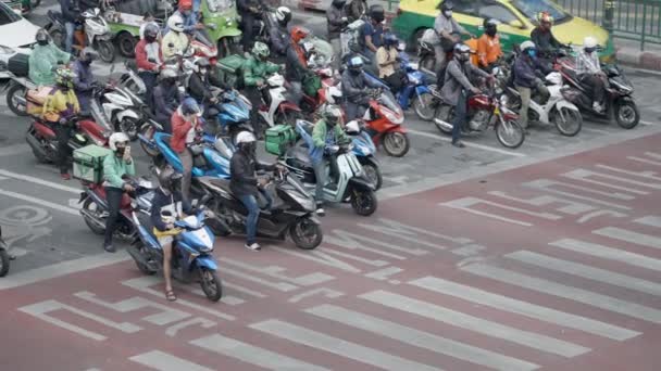 Motorcykel Ryttare Huvudgatan Trafik Dagtid Chinatown Bangkok Thailand Högvinkelskott Horisontell — Stockvideo