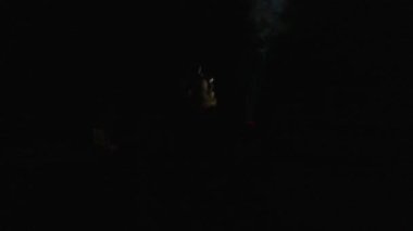 Elinde fener tutan adamın buharı ve düşen yağmur damlaları karanlıkta takdir edilir - 4K Yatay video