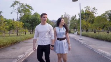 Irklar arası çiftler parkta doğa ve hayvanları gözlemler - 4K Yatay Klip