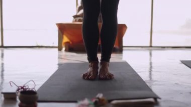 Dişi Yogi iki ayağını tutuyor ve yoga minderinin üzerinde geriniyor. - Kapat - 4K Yatay Video