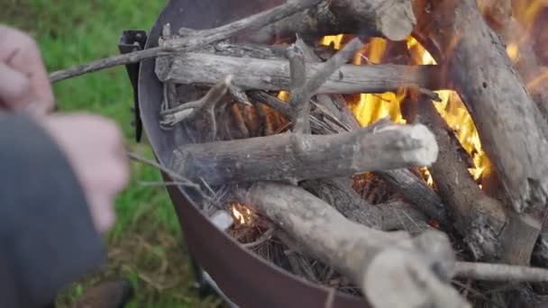 Uomo Irriconoscibile Sta Bruciando Legna Nel Barbecue Carbone Preparare Pranzo — Video Stock