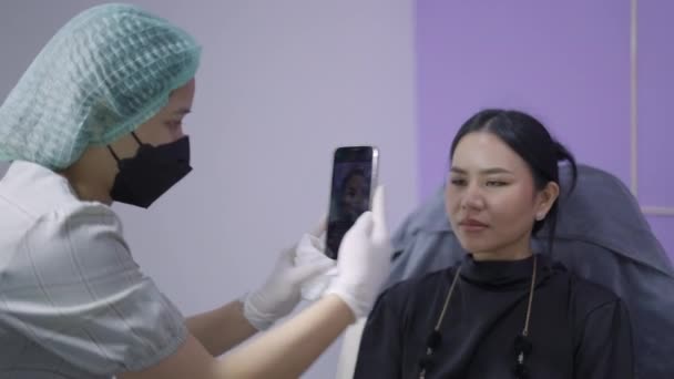 医師アシスタントが手術前と手術後の患者の比較画像を撮影 4K水平ビデオ — ストック動画