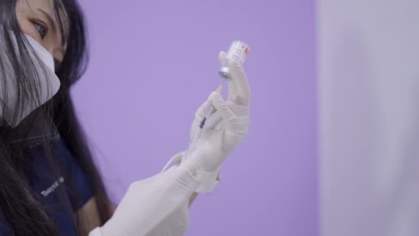 Estetik Ameliyat Için Kolajen Enjeksiyonu Hazırlarken Asyalı Doktor Telefonda Konuşuyor — Stok video