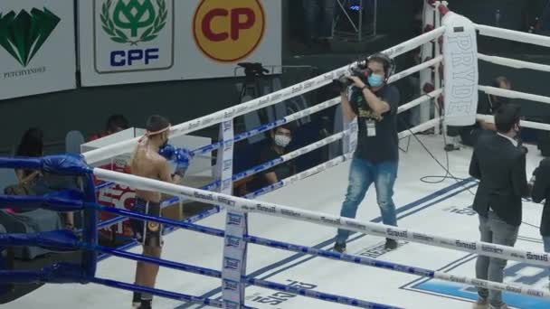 Kameramann Schießt Muay Thai Fighter Der Der Ecke Des Boxrings — Stockvideo