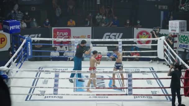 Muay Thai Match Rajadamnern Stadium Bangkok Thailand Pov Horizontales Video — Stockvideo