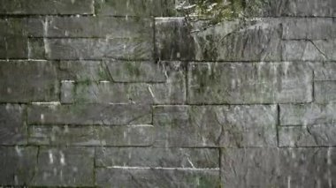 Taştan tuğlalar, şelale duvarı - 4K Yatay video