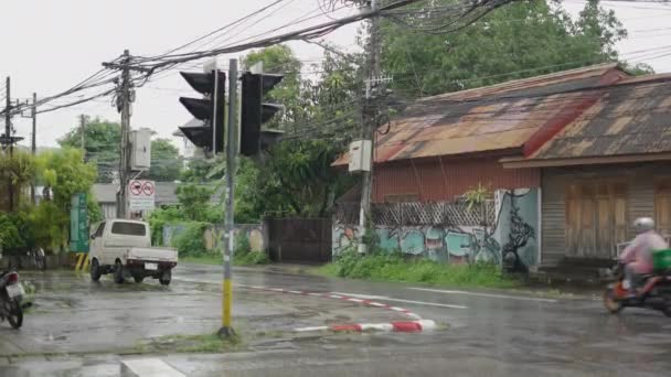 タイのチェンマイで雨の日のタイの通り 4K水平ビデオ — ストック動画