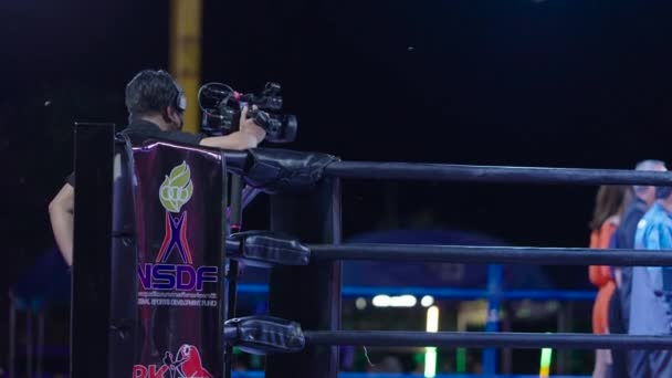 タイのバンチャメク ジムでボクシング リングのコーナーにカメラを構えるカメラマン ワイド 4K水平ビデオ — ストック動画