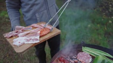 Tanınmayan adam ızgaraya et koyar - lezzetli ve sağlıklı yemek - 4K yatay video
